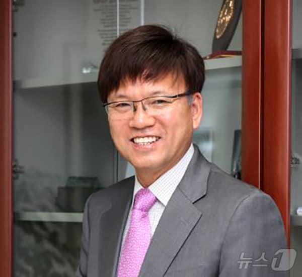 본문 이미지 - 이재명 대통령이 지난 2일 규제합리화위원회 부위원장에 이병태 카이스트 경영공학부 명예교수를 임명했다. (청와대 제공. 재판매 및 DB 금지) 2026.3.2 ⓒ 뉴스1 이재명 기자