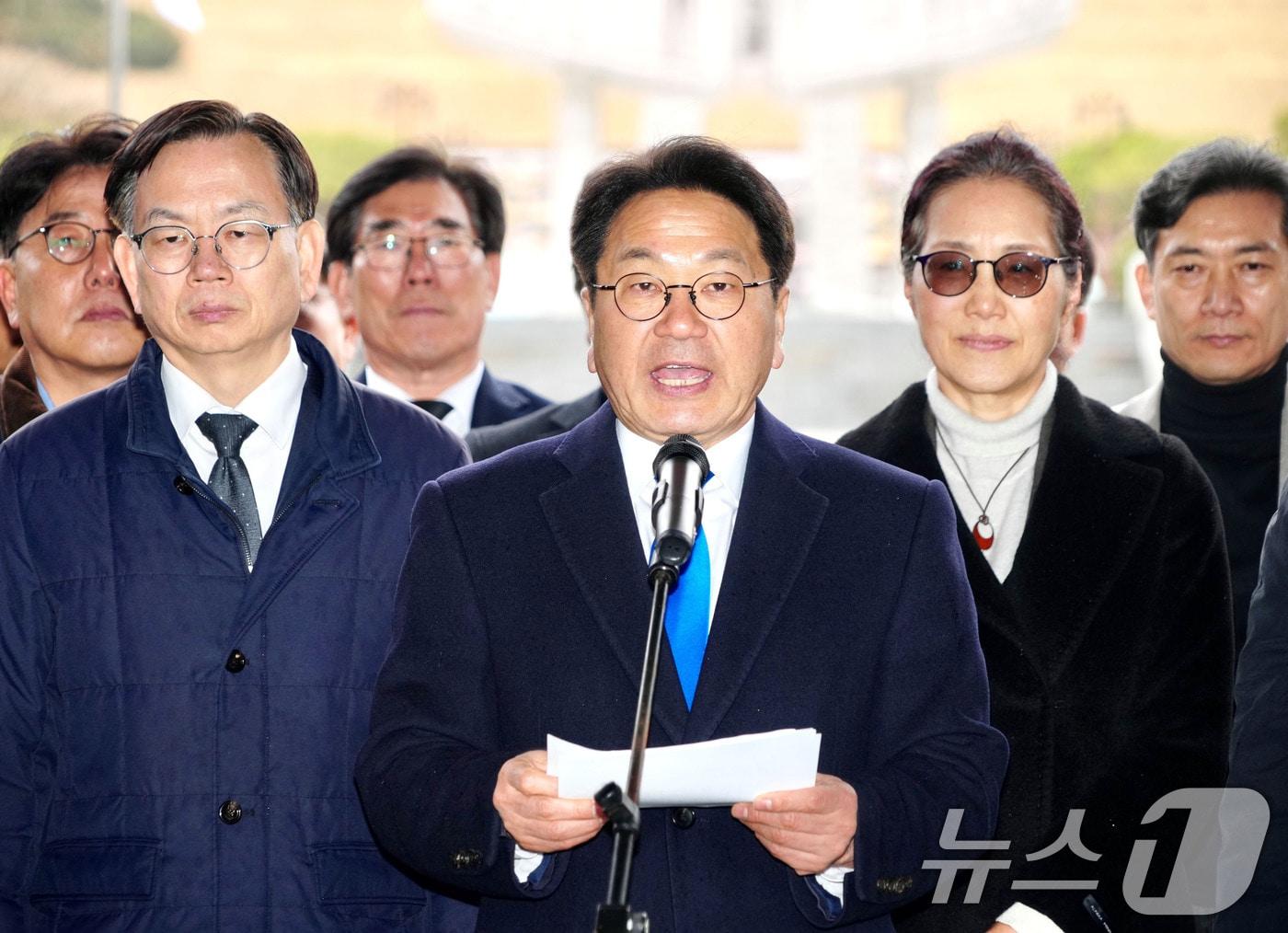 본문 이미지 - 강기정 광주시장이 2일 광주 북구 운정동 국립5·18민주묘지를 참배한 후 민주의문 앞에서 '전남·광주 통합특별시 설치 특별법' 국회 본회의 통과에 따른 입장문을 발표하고 있다. (광주시 제공. 재판매 및 DB 금지) 2026.3.2 