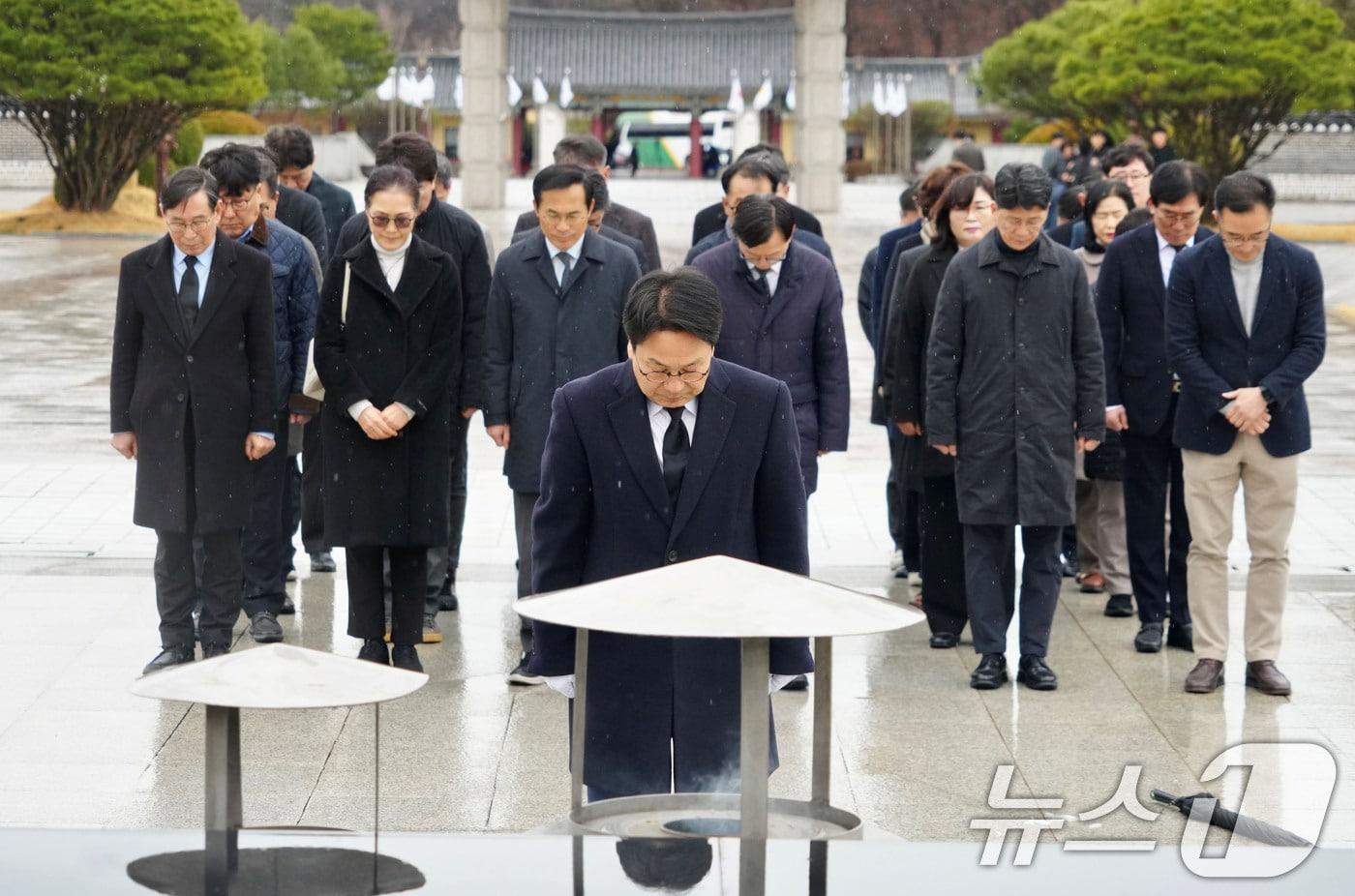 본문 이미지 - 강기정 광주시장이 2일 광주 북구 운정동 국립5·18민주묘지를 참배하고 있다. (광주시 제공. 재판매 및 DB 금지) 2026.3.2 ⓒ 뉴스1 이승현 기자