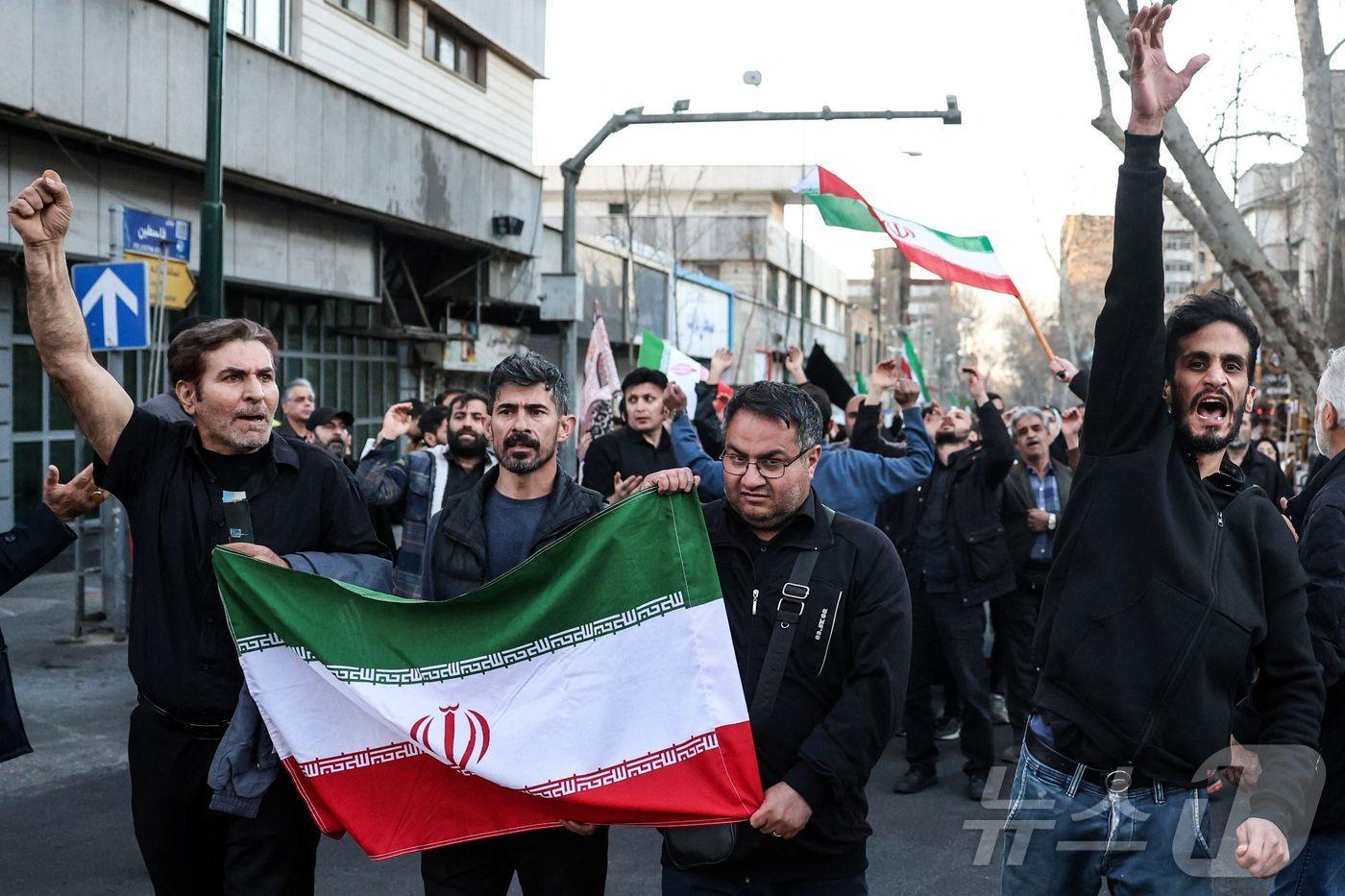 본문 이미지 - 1일(현지시간) 이란 테헤란에서 미국과 이스라엘의 공습으로 암살된 이란 최고 지도자 아야톨라 알리 하메네이의 사진을 든 이란인들이 추모 집회에서 미국과 이스라엘을 규탄하는 구호를 외치고 있다. 2026.03.01. ⓒ AFP=뉴스1