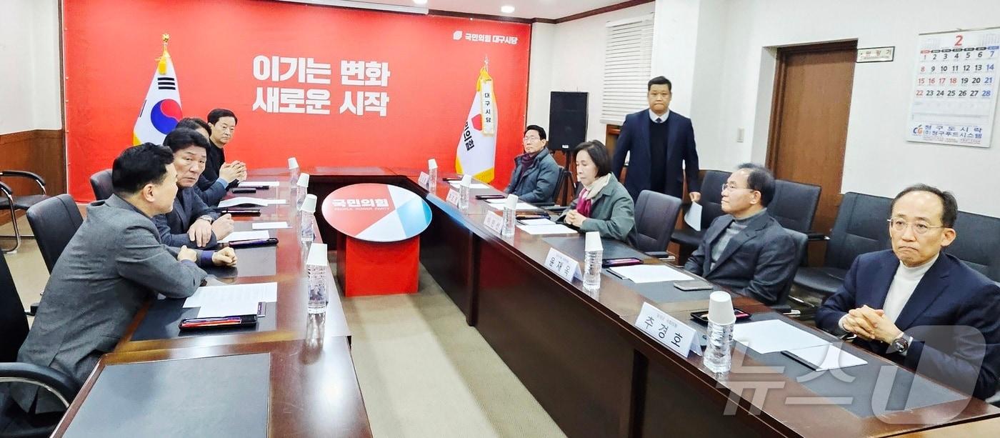 본문 이미지 -  국민의힘 소속 국회의원들이 대구 수성구 국민의힘 대구시당에서 '대구경북행정통합특별법' 국회 통과를 촉구하는 긴급 회의를 갖고 있다. 2026.3.2 ⓒ 뉴스1 남승렬 기자