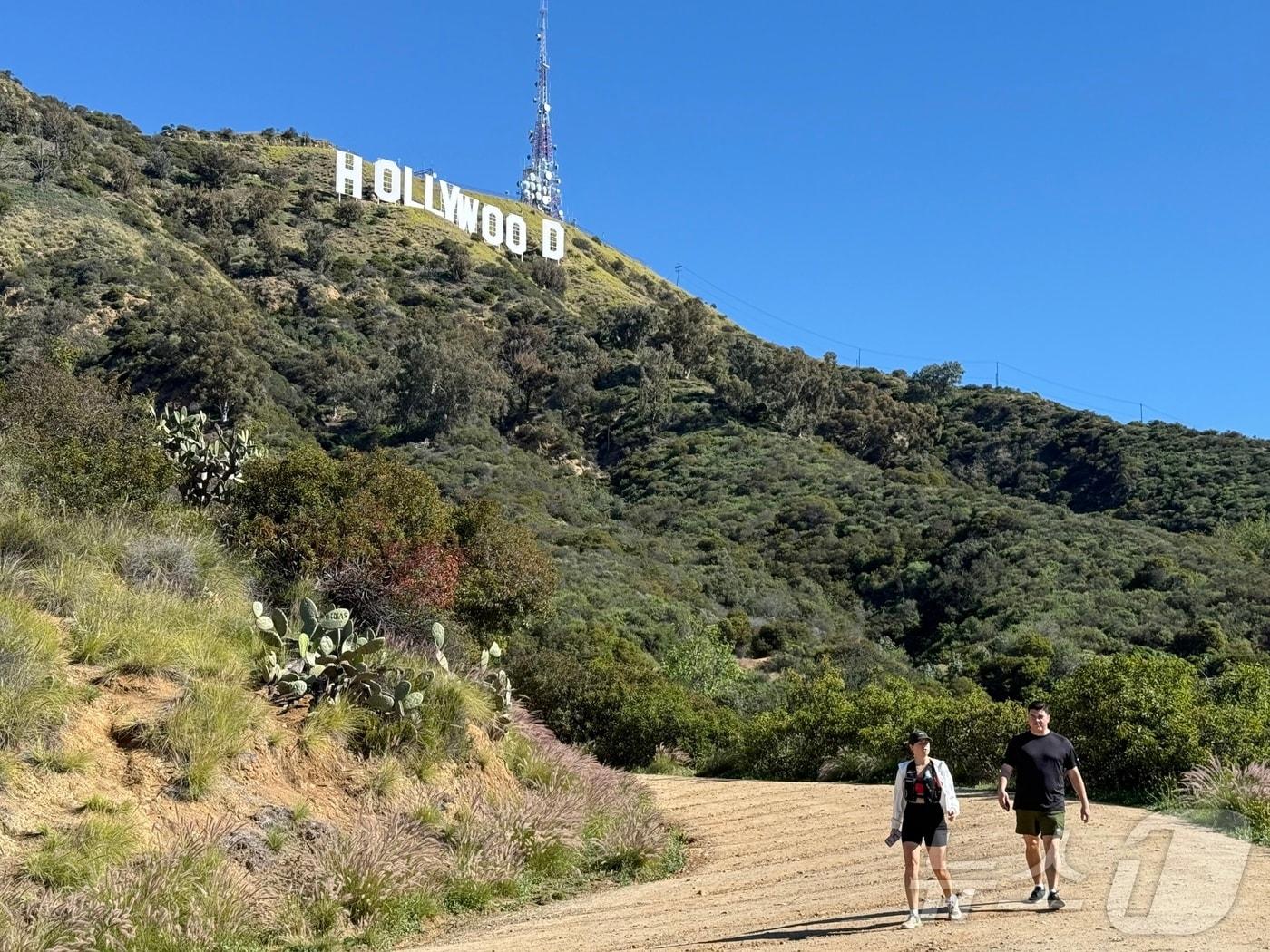 본문 이미지 - 할리우드 사인를 배경으로 하이킹 하는 사람들ⓒ 뉴스1 윤슬빈 관광전문기자