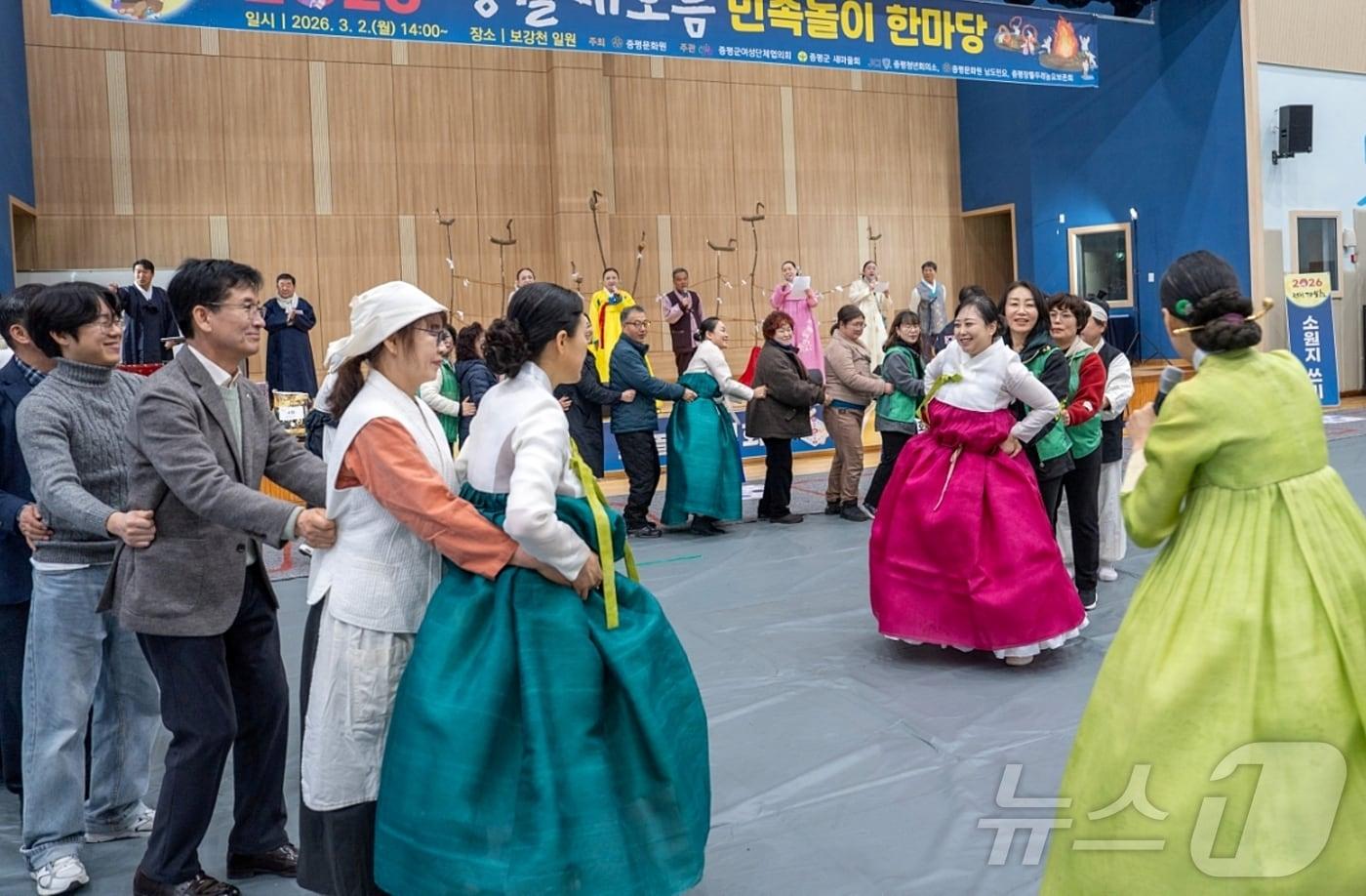 본문 이미지 - 2일 충북 증평생활체육관에서 열린 2026 증평군 정월대보름 행사에서 주민 등이 강강수월래 꼬리잡기를 하고 있다.(증평군제공. 재판매 및 DB금지)