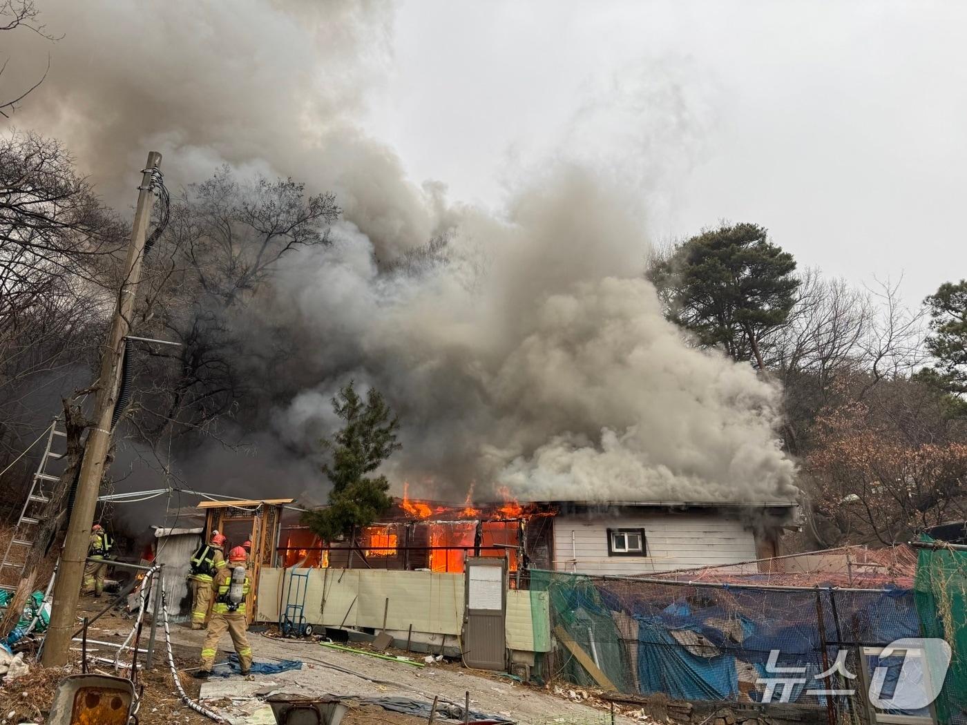 본문 이미지 - 2일 오전 8시 44분께 호원동 호원터널 옆 창고에서 불이 나 내부에 있던 70대 남성 1명이 숨졌다. (경기도북부소방재난본부 제공) ⓒ 뉴스1