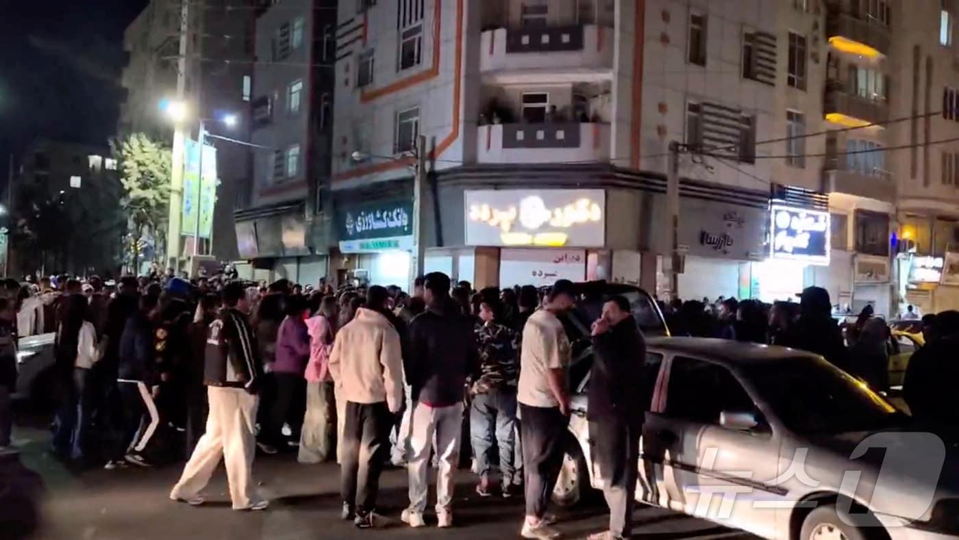 본문 이미지 - 28일(현지시간) 아야톨라 알리 하메네이 이란 최고지도자의 사망 소식이 보도된 후 이란 알보르즈주 카라지 거리에서 사람들이 모여 축하하고 있다. 2026.3.1. ⓒ 뉴스1 ⓒ 로이터=뉴스1