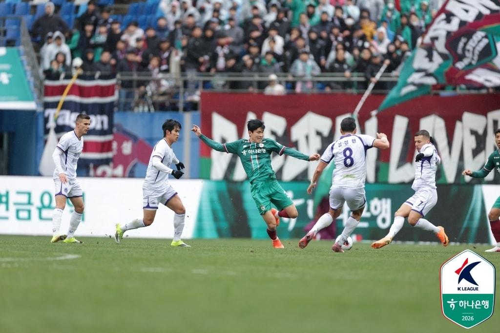 본문 이미지 - 대전 하나시티즌과 FC안양은 2일 대전월드컵경기장에서 열린 하나은행 K리그1 2026 1라운드에서 1-1로 비겼다. (한국프로축구연맹 제공)