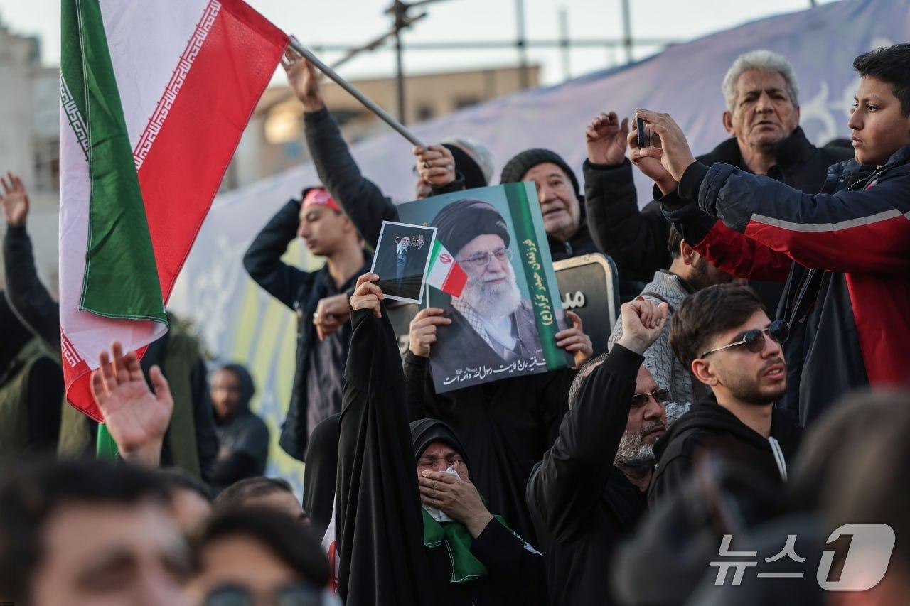 이란 테헤란 시민들이 1일(현지시간) 아야톨라 알리 하메네이 이란 최고지도자의 사망을 애도하고 있다. (출처=엑스) 2026.3.1./뉴스1