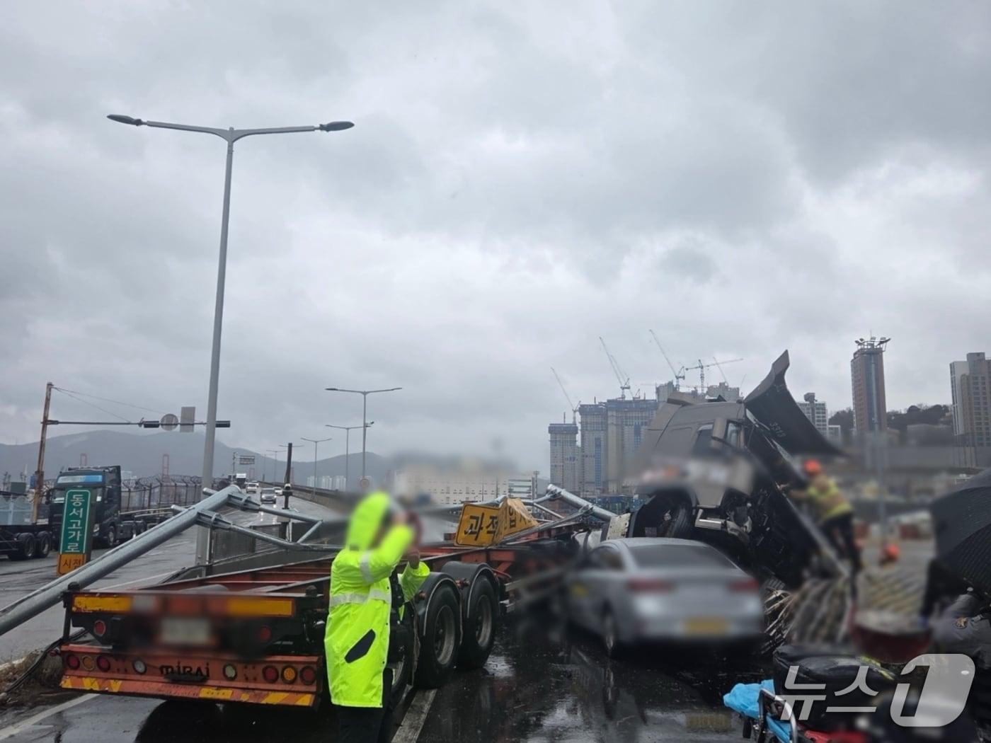 본문 이미지 - 2일 부산 동서고가로에서 교통사고가 나 경찰이 현장을 수습하고 있다.(부산 남부경찰서 제공. 재판매 및 DB 금지)