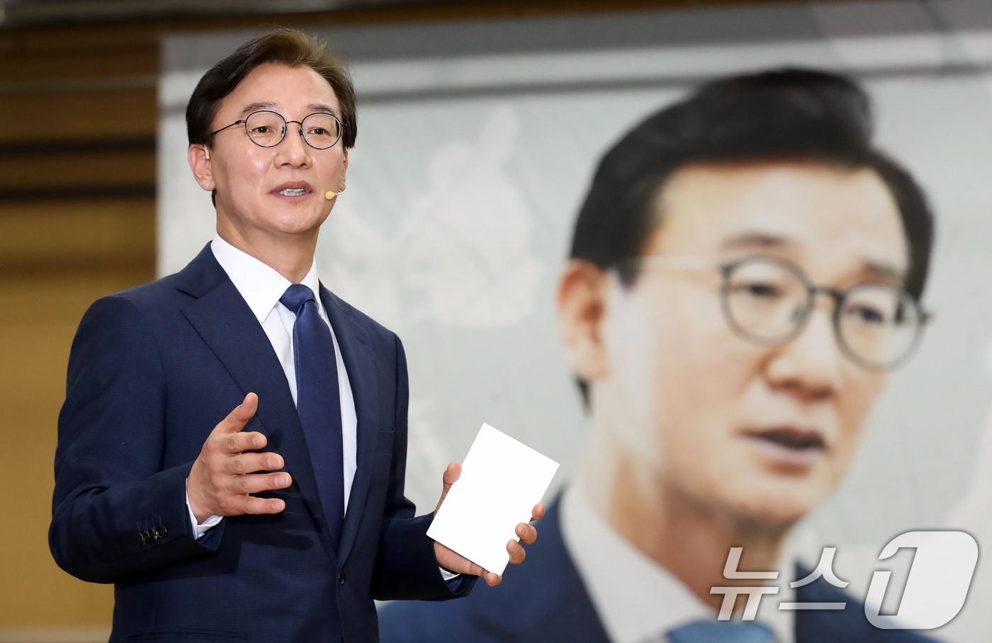 본문 이미지 - 전재수 더불어민주당 의원이 2일 오후 부산 동구 부산항국제전시컨벤션센터에서 열린 '전재수, 북극항로를 열다 부산의 미래를 열다' 출판기념회에서 발언하고 있다. 2026.3.2 ⓒ 뉴스1 윤일지 기자