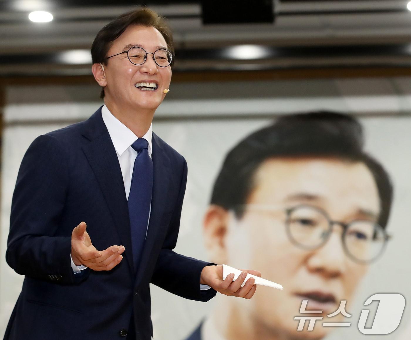 본문 이미지 - 전재수 더불어민주당 의원이 2일 오후 부산 동구 부산항국제전시컨벤션센터에서 열린 '전재수, 북극항로를 열다 부산의 미래를 열다' 출판기념회에서 발언하고 있다. 2026.3.2 ⓒ 뉴스1 윤일지 기자