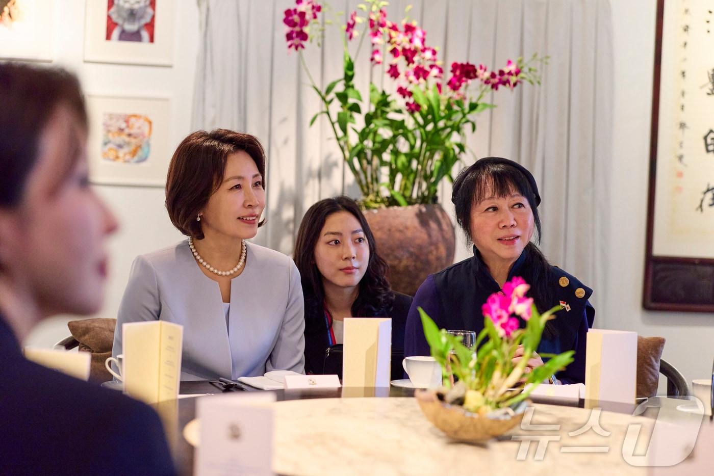 본문 이미지 - 김혜경 여사와 타르만 샨무가라트남 싱가포르 대통령 부인 제인 이토기 샨무가라트남 여사가 2일(현지시간) 싱가포르 비영리 예술 자선단체이자 예술가 주거지인 '테멩공 아티스트 인 레지던스’에서 차담을 갖고 있다. (공동취재) 2026.3.2 ⓒ 뉴스1 허경 기자