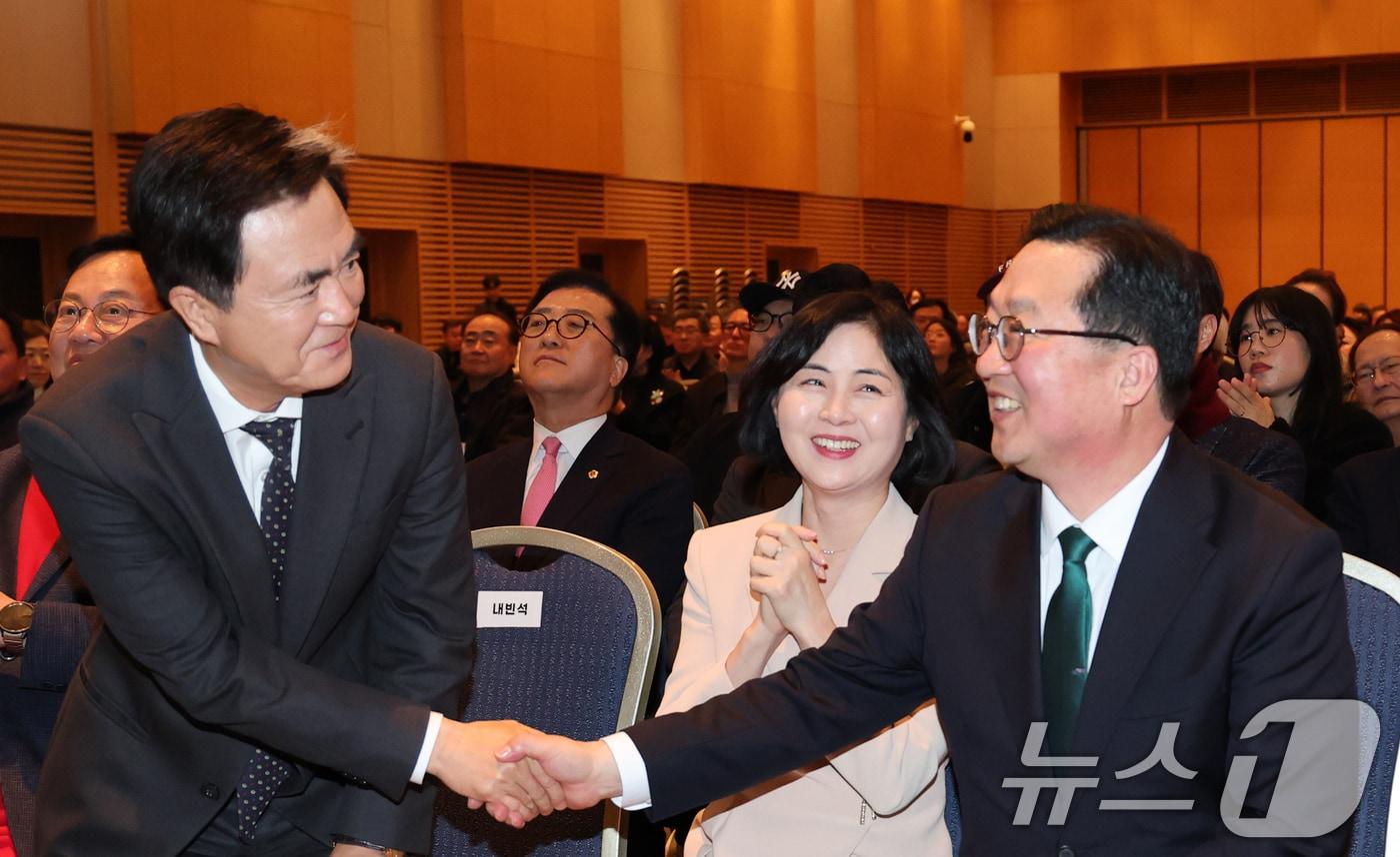 본문 이미지 - 이장우 대전시장(오른쪽)이 2일 대전 유성구 대전컨벤션센터에서 열린 '전략과 행동 북 콘서트'에서 김태흠 충남지사와 악수하고 있다. 2026.3.2 ⓒ 뉴스1 김기태 기자