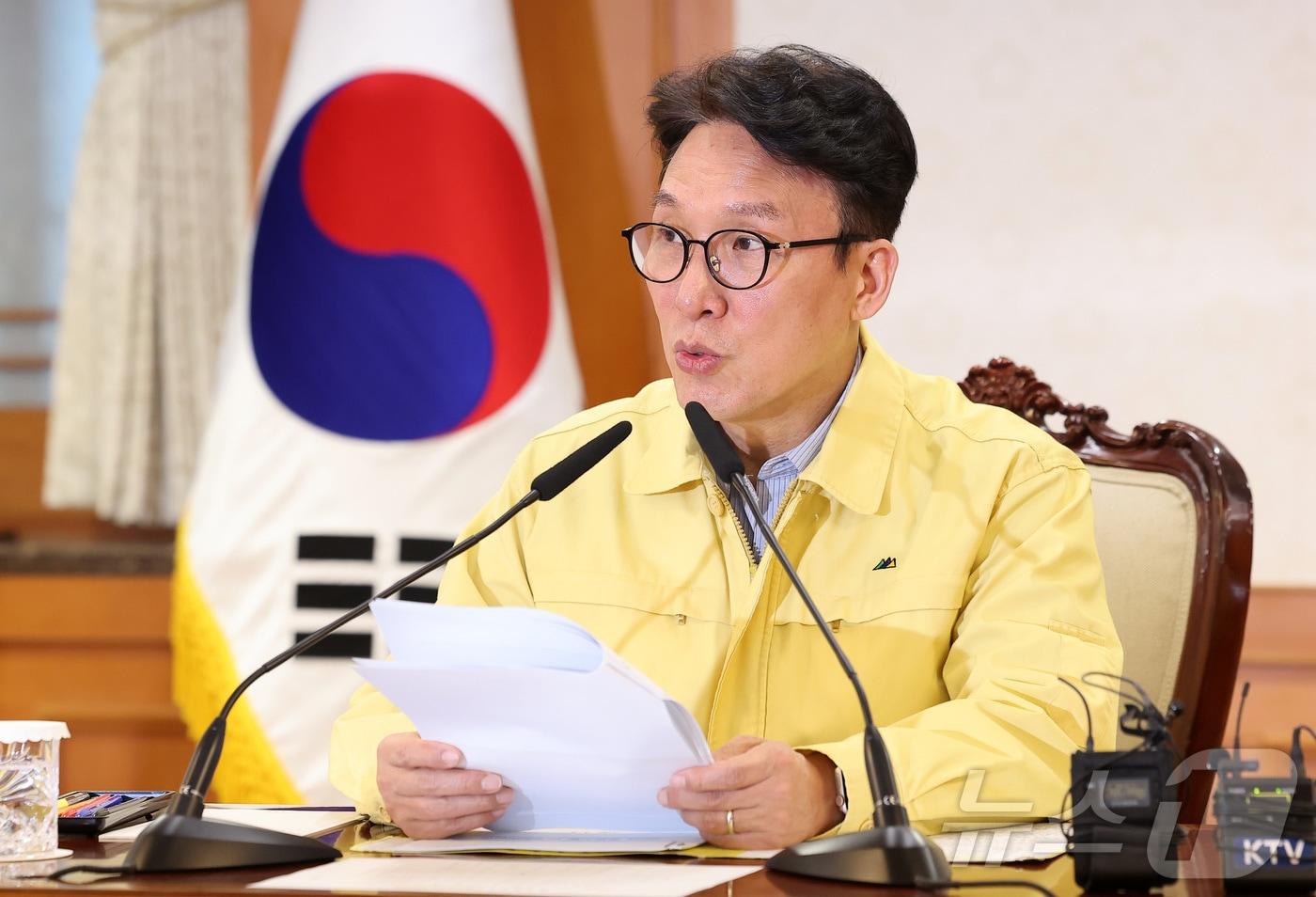 본문 이미지 - 김민석 국무총리가 2일 서울 종로구 정부서울청사에서 열린 중동 상황점검 관련 긴급 관계부처회의에서 모두발언을 하고 있다. 2026.3.2 ⓒ 뉴스1 김성진 기자