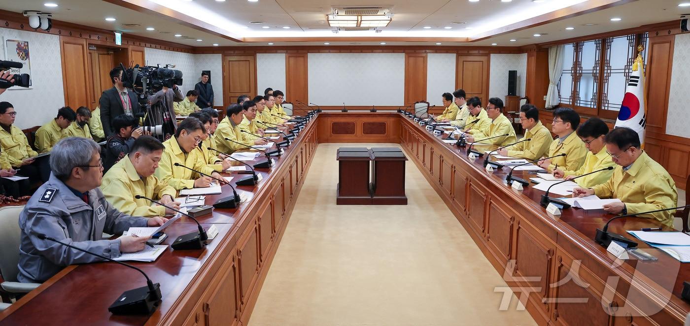 본문 이미지 - 김민석 국무총리가 2일 서울 종로구 정부서울청사에서 열린 중동 상황점검 관련 긴급 관계부처회의에서 모두발언을 하고 있다. 2026.3.2 ⓒ 뉴스1 김성진 기자