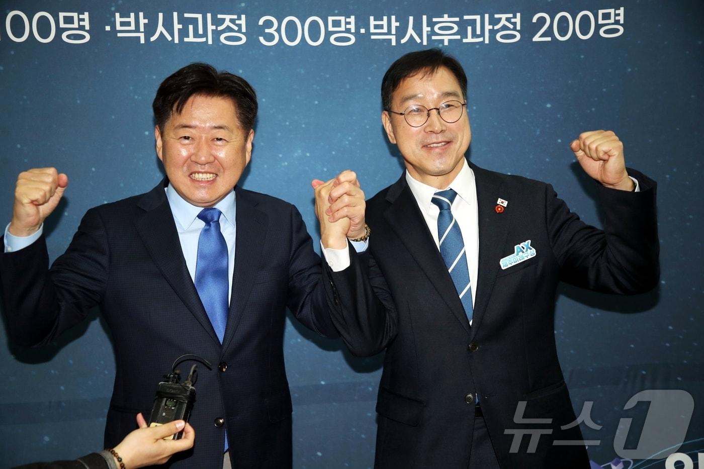 본문 이미지 - 더불어민주당 제주도지사 후보를 놓고 경쟁 중인 오영훈 제주지사(왼쪽)와 위성곤 국회의원이 2일 오후 제주한라대학교 한라아트홀에서 열린 위성곤 출판기념회 행사장에서 반갑게 인사를 나누고 있다. 제9회 지방선거 민주당 제주지사 경선에서 오 지사와 위 의원, 문대림 국회의원 등 3명이 경쟁하고 있다./2026.3.2 ⓒ 뉴스1 강승남 기자