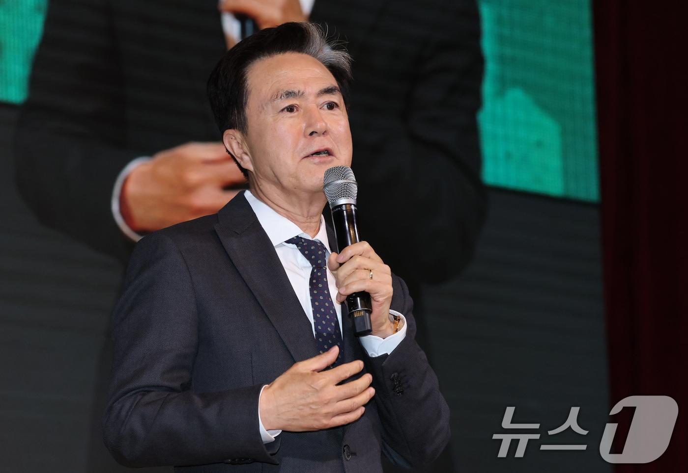 본문 이미지 - 김태흠 충남지사가 지난 2일 대전 유성구 대전컨벤션센터에서 열린 이장우 대전시장의 '전략과 행동 북 콘서트'에서 축사하고 있다. 2026.3.2 ⓒ 뉴스1 김기태 기자