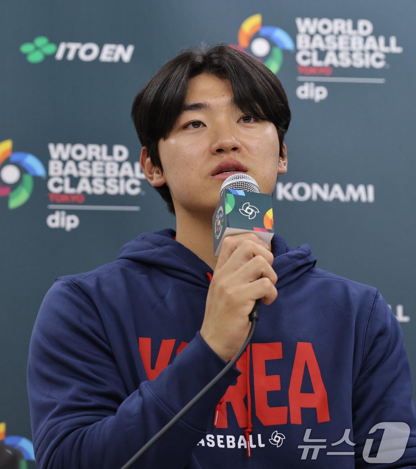 본문 이미지 - 류지현 감독이 이끄는 월드베이스볼클래식(WBC) 야구대표팀 김도영이 2일 일본 오사카 교세라돔에서 열린 한신 타이거스와의 공식 연습경기에서 3대3으로 비긴 뒤 기자회견을 하고 있다.(WBC 홍보사무국 제공. 재판매 및 DB 금지) 2026.3.2 ⓒ 뉴스1 구윤성 기자