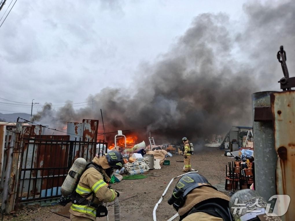 본문 이미지 - 2일 오전 9시 51분쯤 경북 경주시 천북면 자원 재활용시설에서 불이 나 출동한 소방관이 진화작업을 하고 있다. (경북소방 제공. 재판매 및 DB금지)/뉴스1