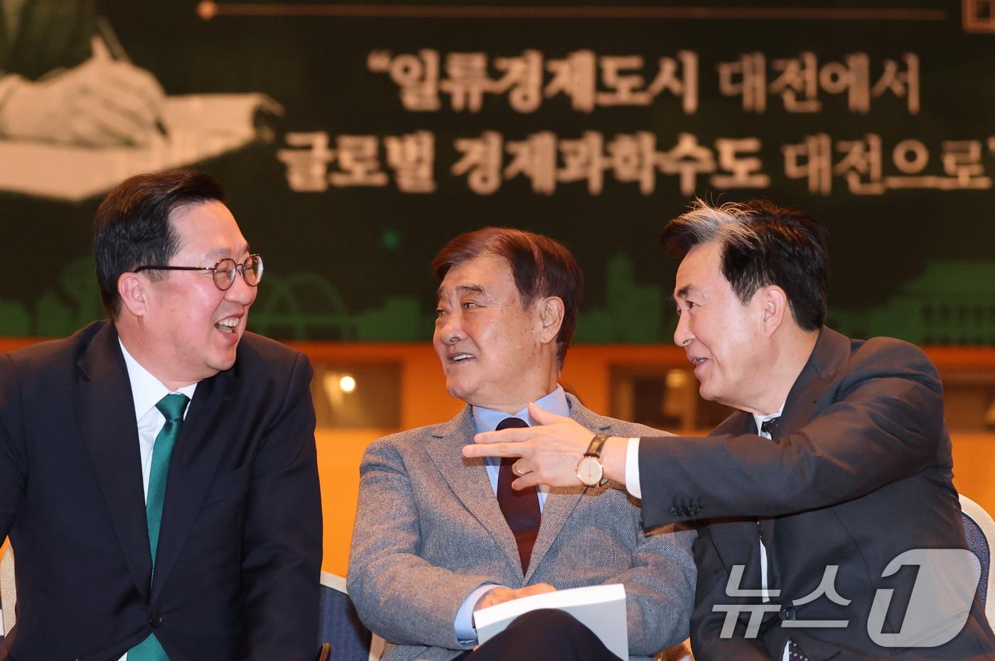 본문 이미지 - 이장우 대전시장(왼쪽부터)이 2일 대전 유성구 대전컨벤션센터에서 열린 '전략과 행동 북 콘서트'에서 강창희 전 국회의장, 김태흠 충남지사와 대화하고 있다. 2026.3.2 ⓒ 뉴스1 김기태 기자
