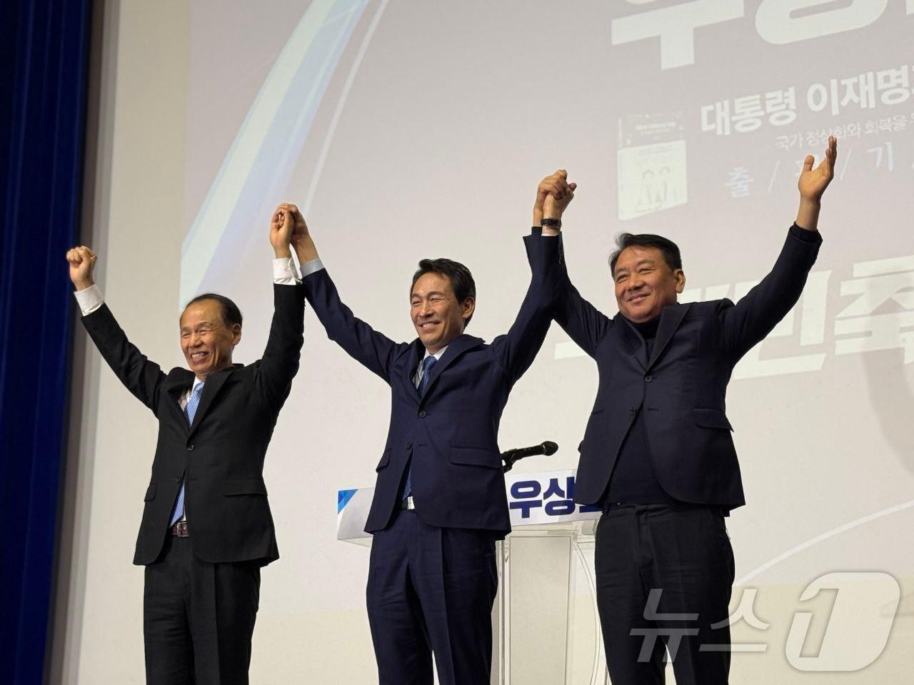 본문 이미지 - 우상호 전 청와대 정무수석이 2일 강원도 원주 인터불고호텔에서 열린 자신의 저서 '대통령 이재명과의 동행' 출판기념회에서 최문순, 이광재 전 강원도지사와 손을 맞잡아 들어 보이고 있다. (우상호 캠프 측 제공. 재판매 및 DB금지) 2026.3.2 ⓒ 뉴스1 이종재 기자
