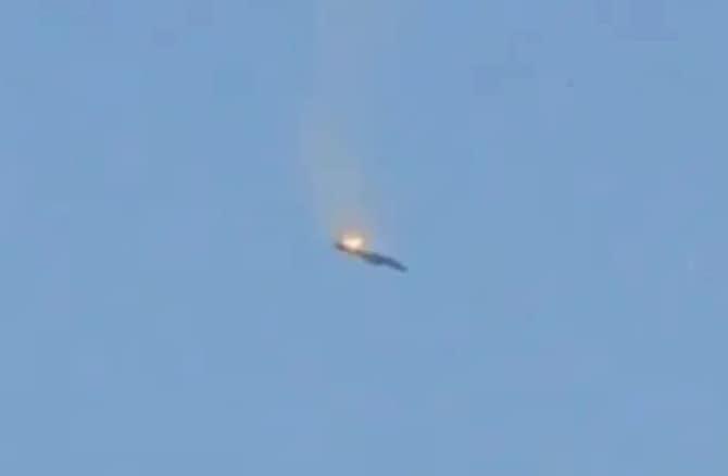 본문 이미지 -  쿠웨이트에서 추락하고 있는 미군 F-15 전투기/소셜미디어 영상 캡처