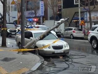본문 이미지 - 2일 오후 2시 15분쯤 광주 광산구 쌍암동 한 거리에서 건설 폐기물 수거차가 전선을 건드린 후 통신주가 차 위로 넘어진 모습. (독자제공. 재판매 및 DB 금지) 2026.3.2 