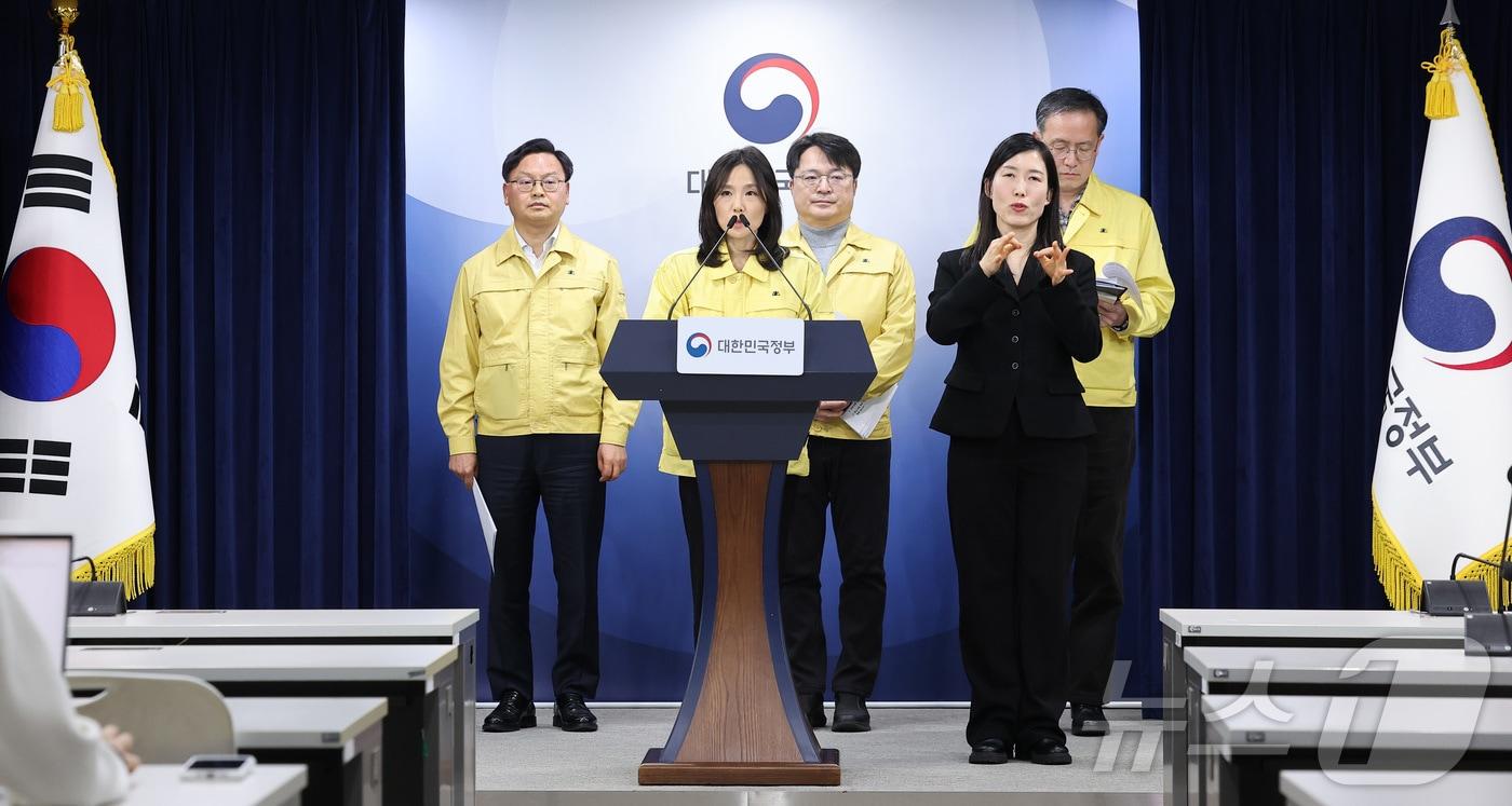 본문 이미지 - 김진아 외교부 2차관이 2일 서울 종로구 정부서울청사에서 중동 상황점검 긴급 관계부처회의 관련 브리핑을 하고 있다. 오른쪽은 이형일 재정경제부 1차관. 2026.3.2 ⓒ 뉴스1 김성진 기자