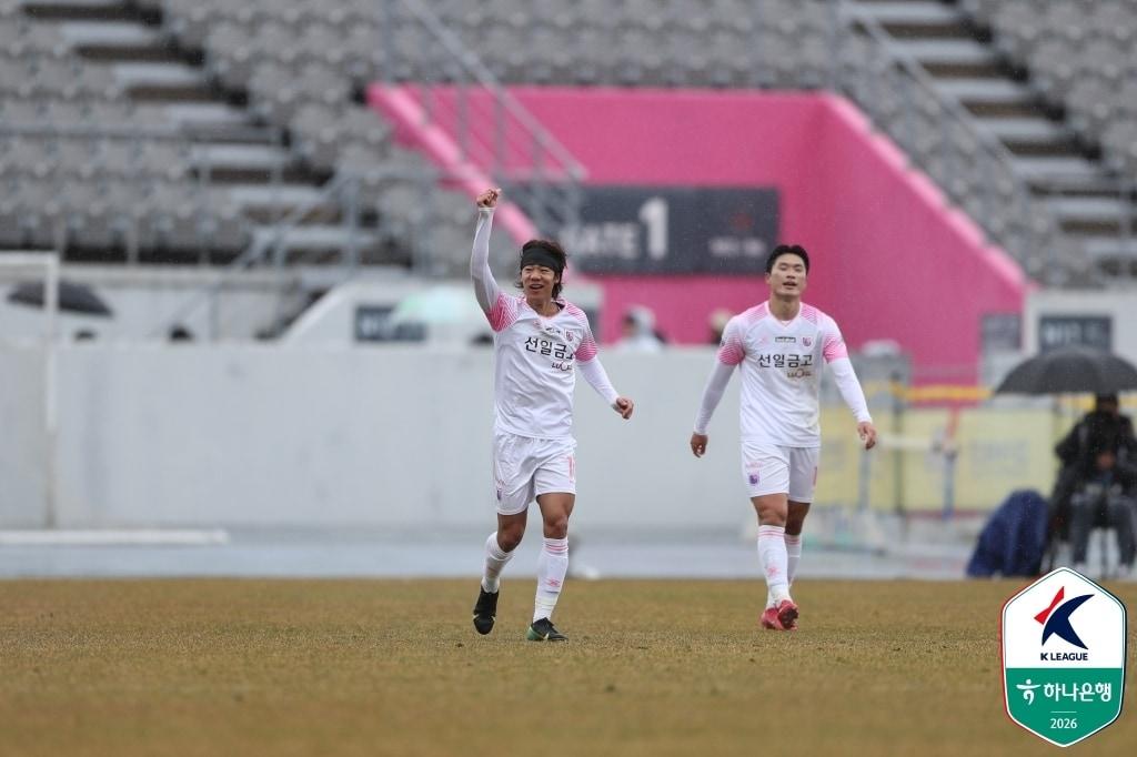 본문 이미지 - 파주 프런티어의 이준석(왼쪽)이 2일 열린 하나은행 K리그2 2026 1라운드 충남아산전에서 전반 13분 선제골을 넣은 뒤 기뻐하고 있다. 그러나 파주는 충남아산에 2-3으로 역전패했다. (한국프로축구연맹 제공)