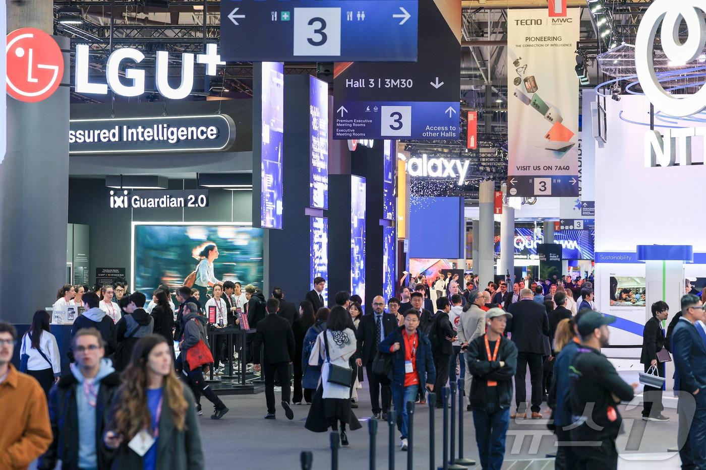 본문 이미지 - 2일(현지시간) 스페인 바르셀로나 피라 그란 비아 전시장에서 열린 '모바일 월드 콩그레스(MWC)2026'을 찾은 관람객들로 붐비고 있다. 2026.3.2 ⓒ 뉴스1 사진공동취재단