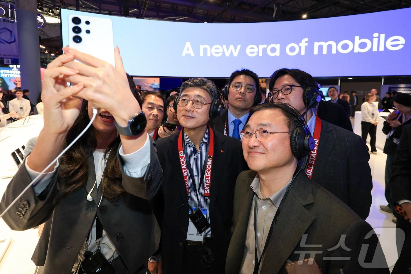 본문 이미지 - 노태문 삼성전자 대표이사 사장(DX부문장)과 정재헌 SK텔레콤 사장이 2일(현지시간) 스페인 바르셀로나 피라 그란 비아 전시장에서 열린 '모바일 월드 콩그레스(MWC)2026' 삼성전자 부스에서 갤럭시S26 울트라로 사진 촬영하고 있다. 2026.3.2 ⓒ 뉴스1 사진공동취재단