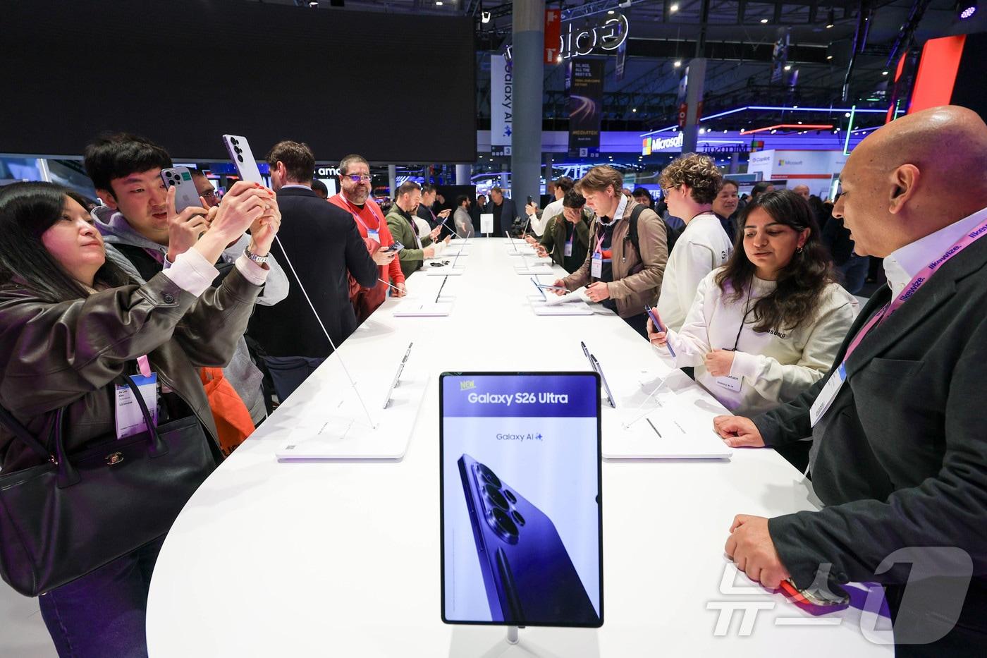 본문 이미지 - 2일(현지시간) 스페인 바르셀로나 피라 그란 비아 전시장에서 열린 '모바일 월드 콩그레스(MWC)2026'에서 삼성전자 갤럭시 부스를 찾은 참가자들이 갤럭시S26 울트라를 체험 하고 있다. 2026.3.2 ⓒ 뉴스1 사진공동취재단