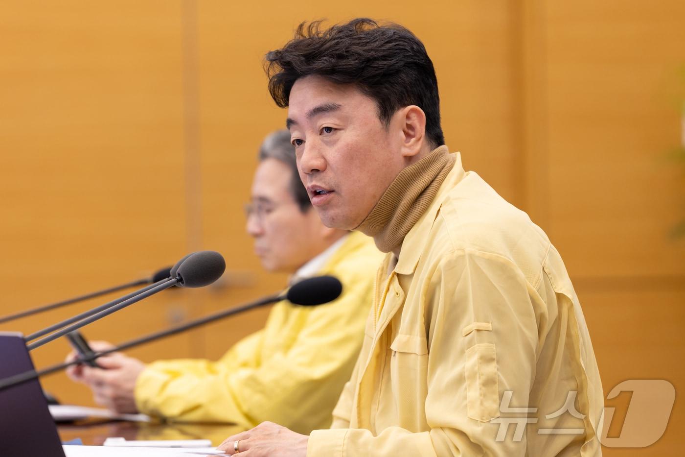 본문 이미지 - 강훈식 대통령 비서실장이 2일 청와대에서 주간업무회의를 주재하고 있다. (청와대 제공. 재판매 및 DB 금지) 2026.3.2 ⓒ 뉴스1 이재명 기자