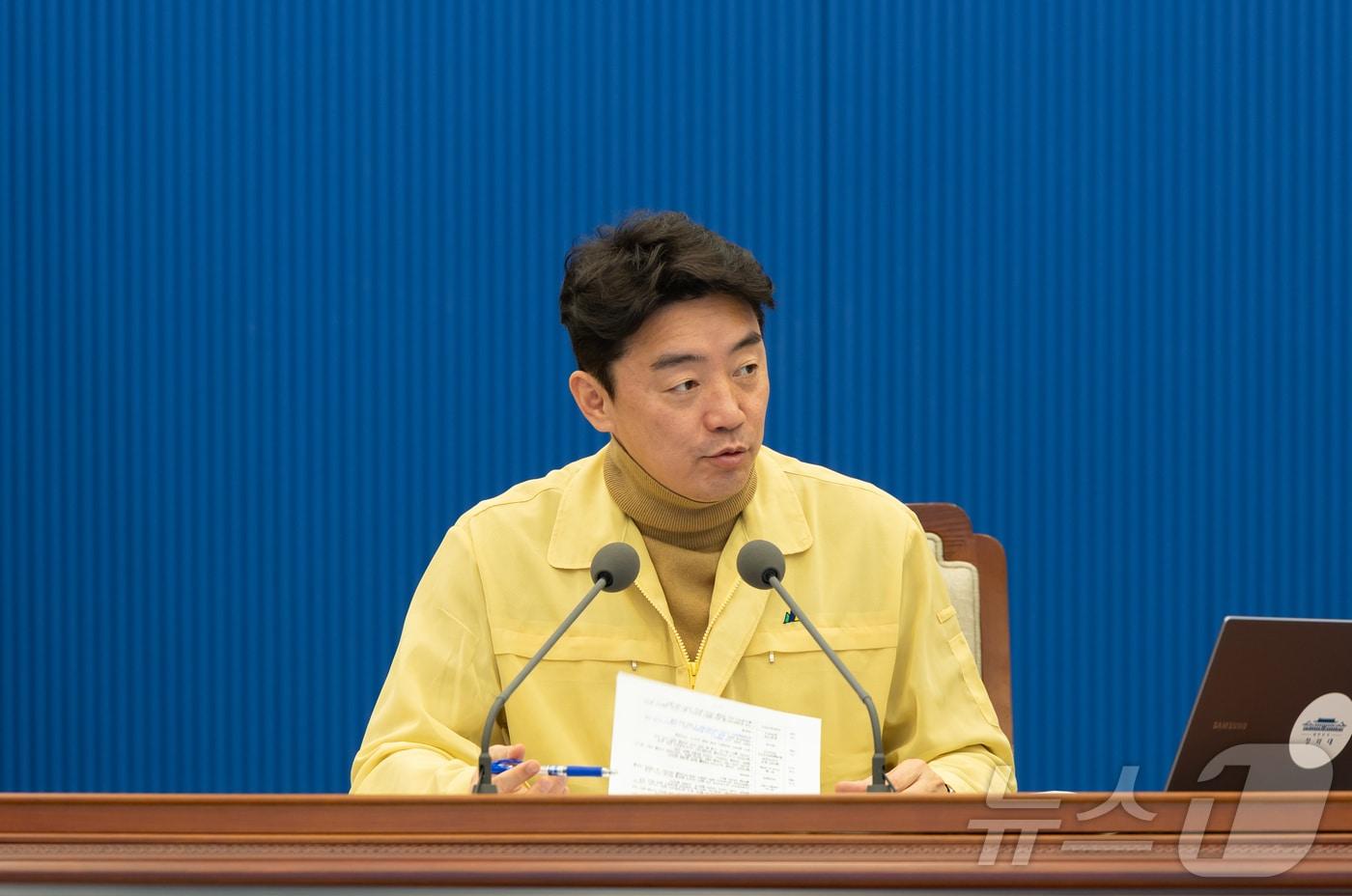 본문 이미지 - 강훈식 대통령 비서실장이 지난 2일 청와대에서 주간업무회의를 주재하고 있다. (청와대 제공. 재판매 및 DB 금지) 2026.3.2 ⓒ 뉴스1 이재명 기자