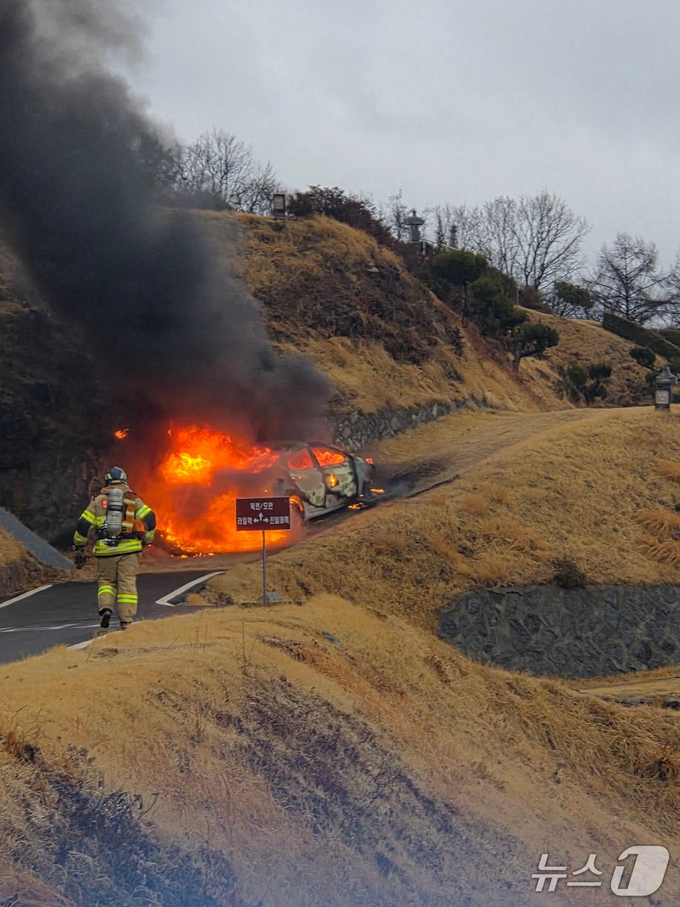 본문 이미지 - 천안 동남구 차량 화재 현장. (독자 제공, 재판매 및 DB금지) / 뉴스1 