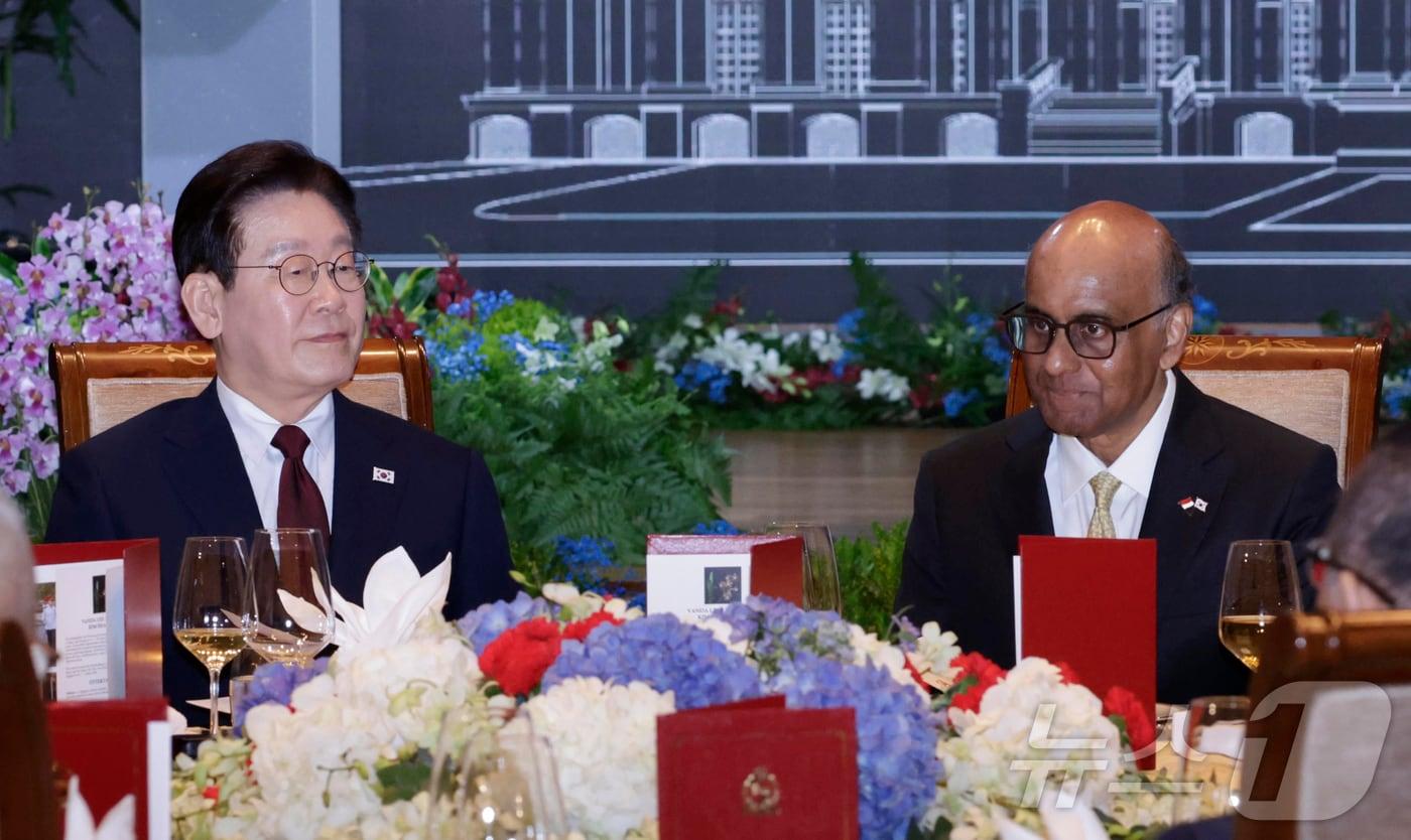 본문 이미지 - 이재명 대통령과 타르만 샨무가라트남 싱가포르 대통령이 2일(현지시간) 싱가포르 한 호텔에서 열린 국빈만찬에 참석해 있다. 2026.3.2 ⓒ 뉴스1 허경 기자