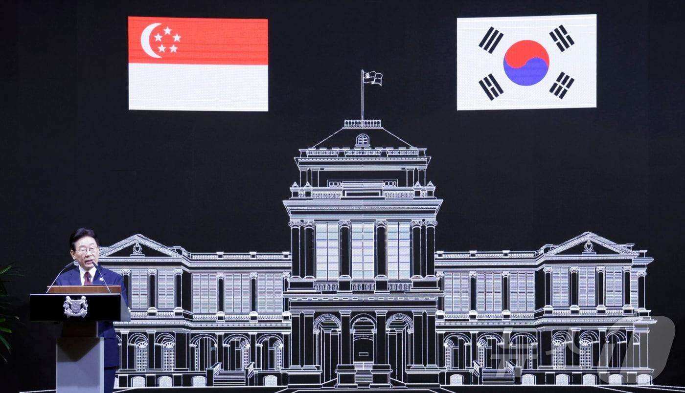 본문 이미지 - 싱가포르를 국빈 방문 중인 이재명 대통령이 2일(현지시간) 싱가포르 한 호텔에서 열린 국빈만찬에서 건배사를 하고 있다. 2026.3.2 ⓒ 뉴스1 허경 기자