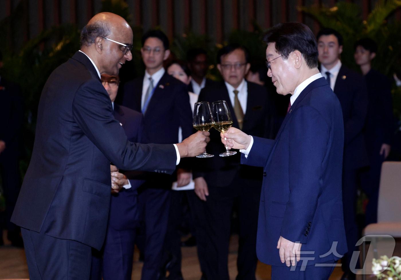 본문 이미지 - 이재명 대통령과 타르만 샨무가라트남 싱가포르 대통령이 지난 2일(현지시간) 싱가포르 한 호텔에서 열린 국빈만찬에서 건배를 하고 있다. 2026.3.2 ⓒ 뉴스1 허경 기자