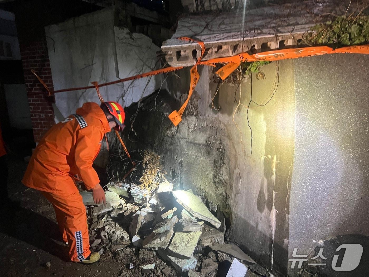 본문 이미지 - 2일 부산 사하구 괴정동에서 옹벽이 무너져 소방이 조치를 취하고 있다.(부산소방재난본부 제공. 재판매 및 DB 금지)