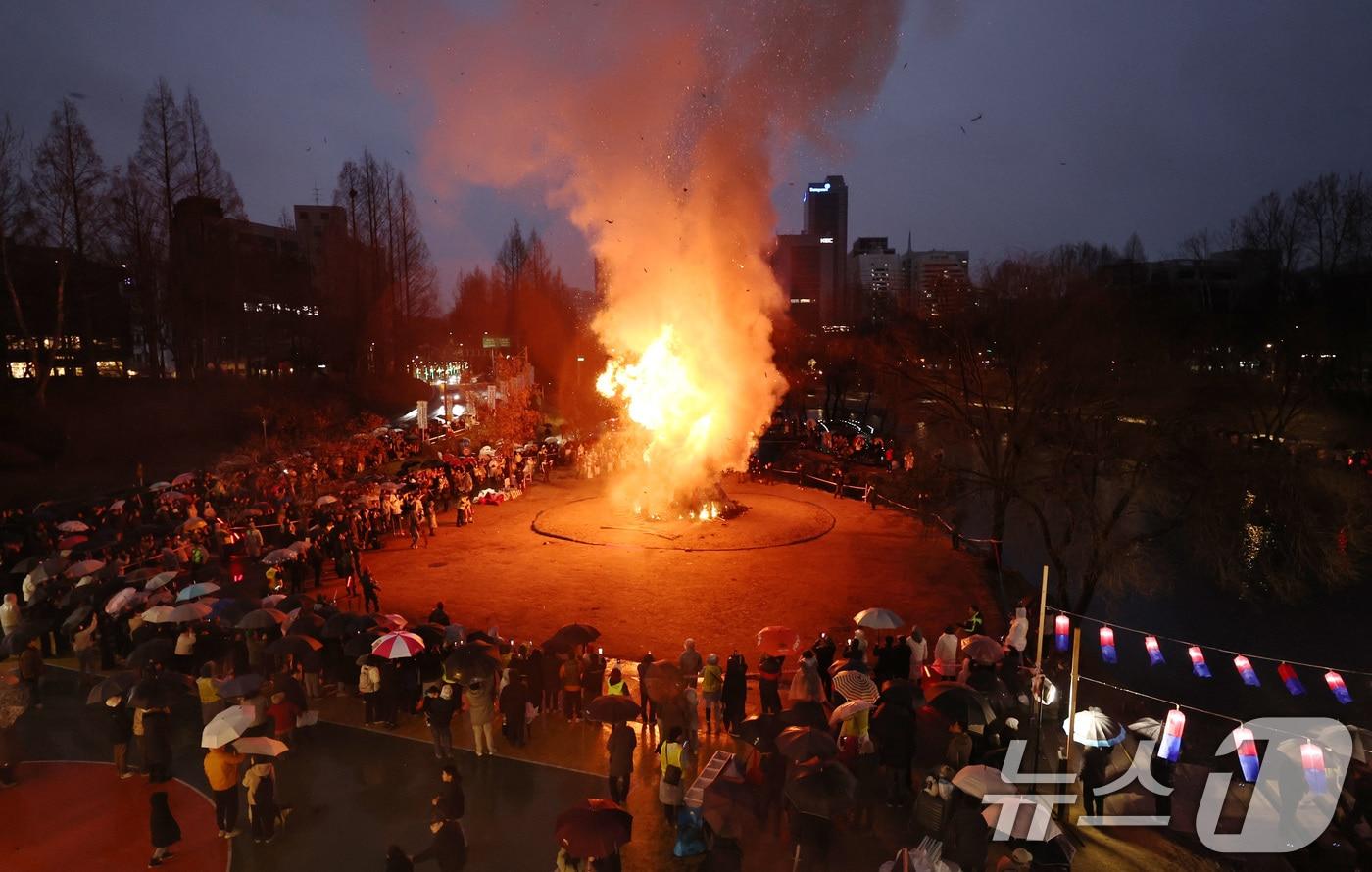 본문 이미지 - 정월대보름을 하루 앞둔 2일 오후 서울 서초구 양재천에서 열린 ‘제16회 정월대보름 달맞이 축제‘에서 달집이 활활 타오르고 있다. 2026.3.2 ⓒ 뉴스1 구윤성 기자