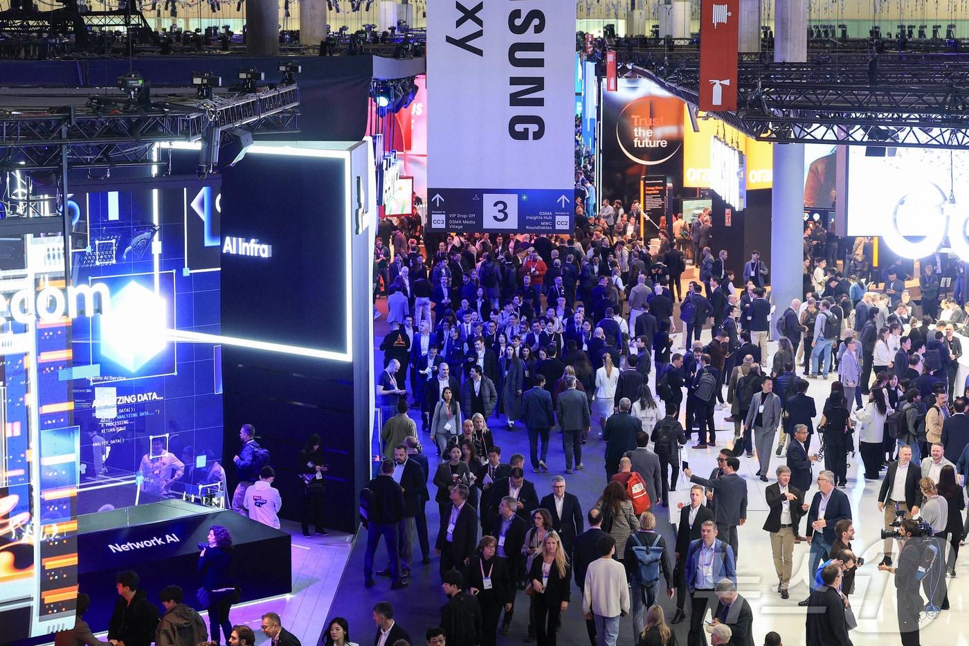 본문 이미지 - 2일(현지시간) 스페인 바르셀로나 피라 그란 비아 전시장에서 열린 '모바일 월드 콩그레스(MWC)2026'을 찾은 참가자들로 붐비고 있다. 2026.3.2 ⓒ 뉴스1 사진공동취재단