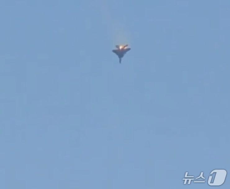 본문 이미지 - 미국의 F-15 전투기 한 대가 1일(현지시간) 쿠웨이트의 오인 사격으로 인해 추락하고 있다. (출처=엑스) 2026.3.2./뉴스1
