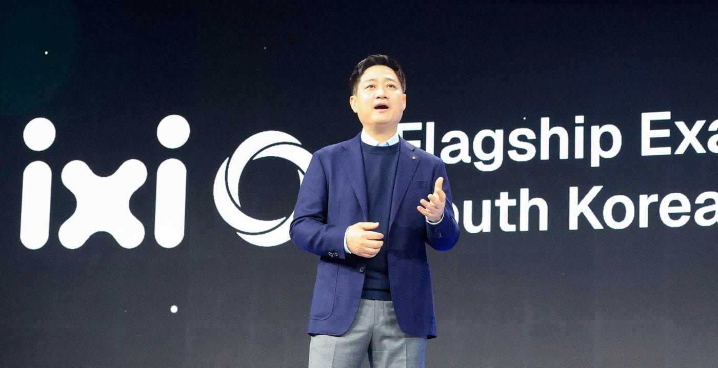 본문 이미지 - 3월 2일(현지시간) 스페인 바르셀로나에서 열리고 있는 MWC26 개막일 기조 연설에 나선 LG유플러스 홍범식 CEO의 모습.(LG유플러스 제공)