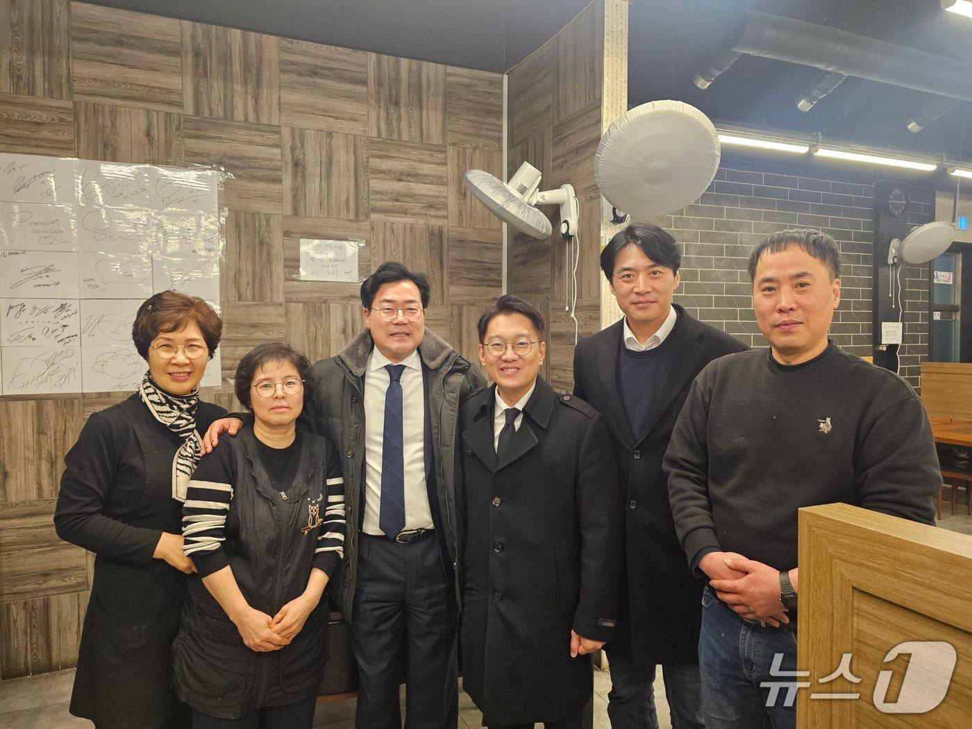 본문 이미지 - 2일 오후 인천 계양구에 위치한 한 식당에서 김남준 전 청와대 대변인, 한준호·박찬대 더불어민주당 의원이 만나 식사 후 기념 사진을 촬영하고 있다.(한준호 의원실 제공)