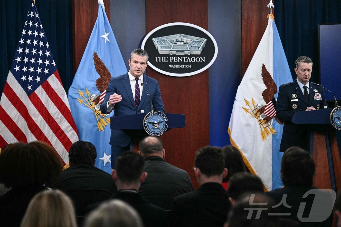 본문 이미지 - 피트 헤그세스 미국 국방장관과 댄 케인 합참의장이 2일(현지시간) 미 국방부에서 이란과의 전쟁과 관련해 기자회견을 하고 있다. ⓒ AFP=뉴스1