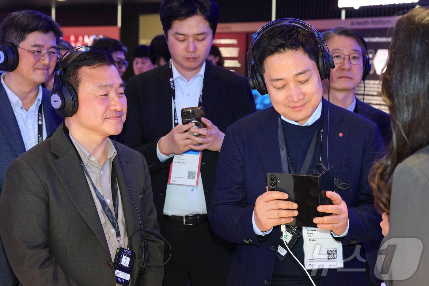 본문 이미지 - 홍범식 LG유플러스 대표가 2일(현지시간) 스페인 바르셀로나 피라 그란 비아 전시장에서 열린 '모바일 월드 콩그레스(MWC)2026'에서 삼성전자 갤럭시 부스를 방문해 갤럭시Z 트라이폴드를 보고 있다. 2026.3.2 ⓒ 뉴스1 사진공동취재단