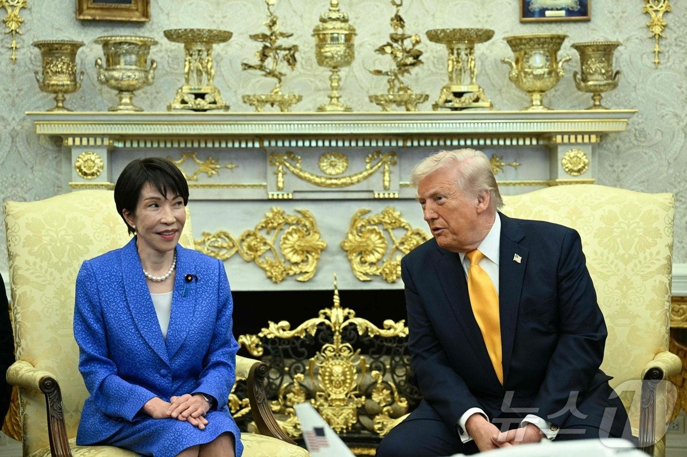 본문 이미지 - 도널드 트럼프 미국 대통령과 다카이치 사나에 일본 총리가 19일(현지시간) 미국 워싱턴 백악관 오벌오피스에서 미일 정상회담을 하고 있다. ⓒ AFP=뉴스1