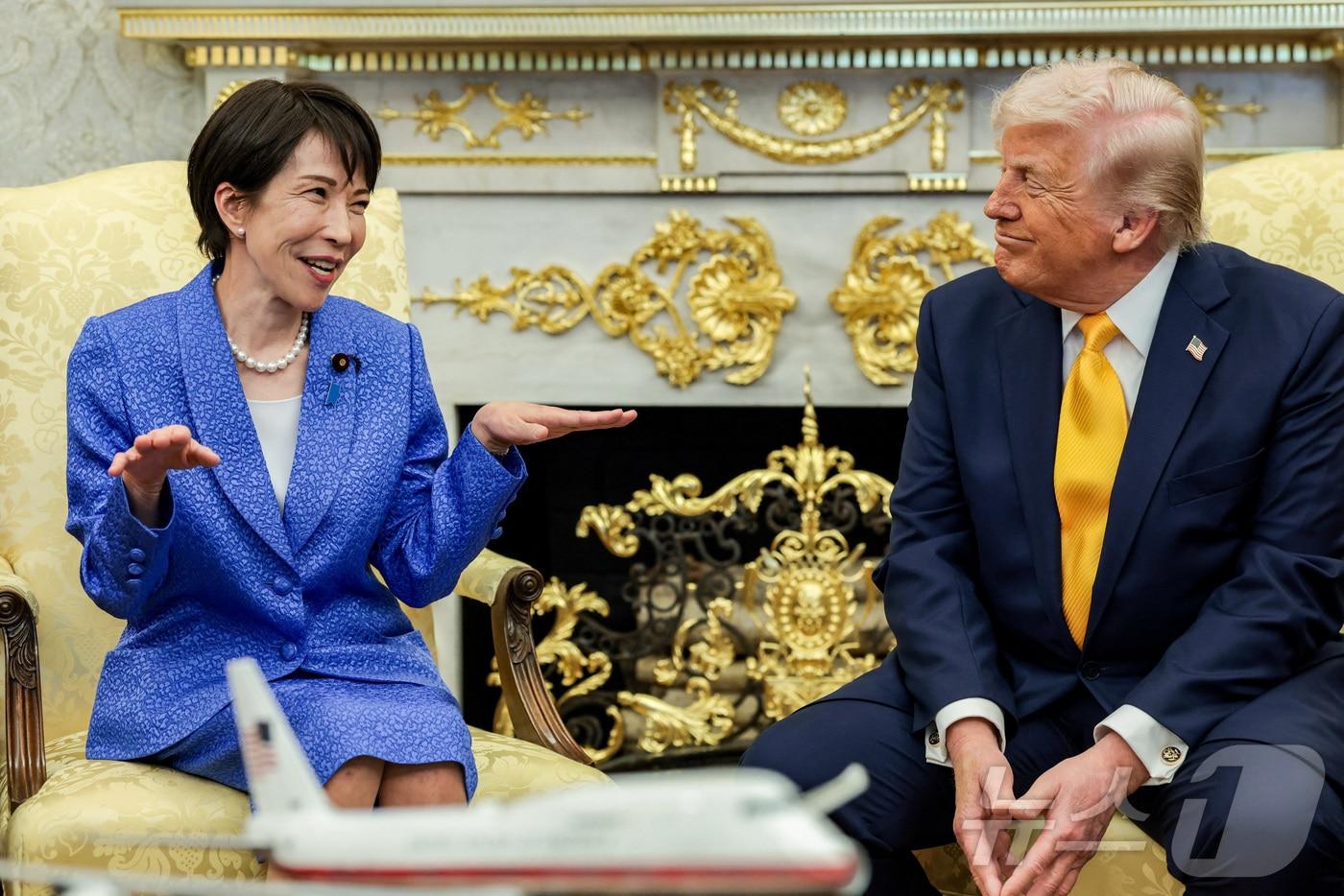 본문 이미지 - 도널드 트럼프 미국 대통령과 다카이치 사나에 일본 총리가 19일(현지시간) 미국 워싱턴 백악관 오벌오피스에서 미일 정상회담을 하고 있다. ⓒ 로이터=뉴스1