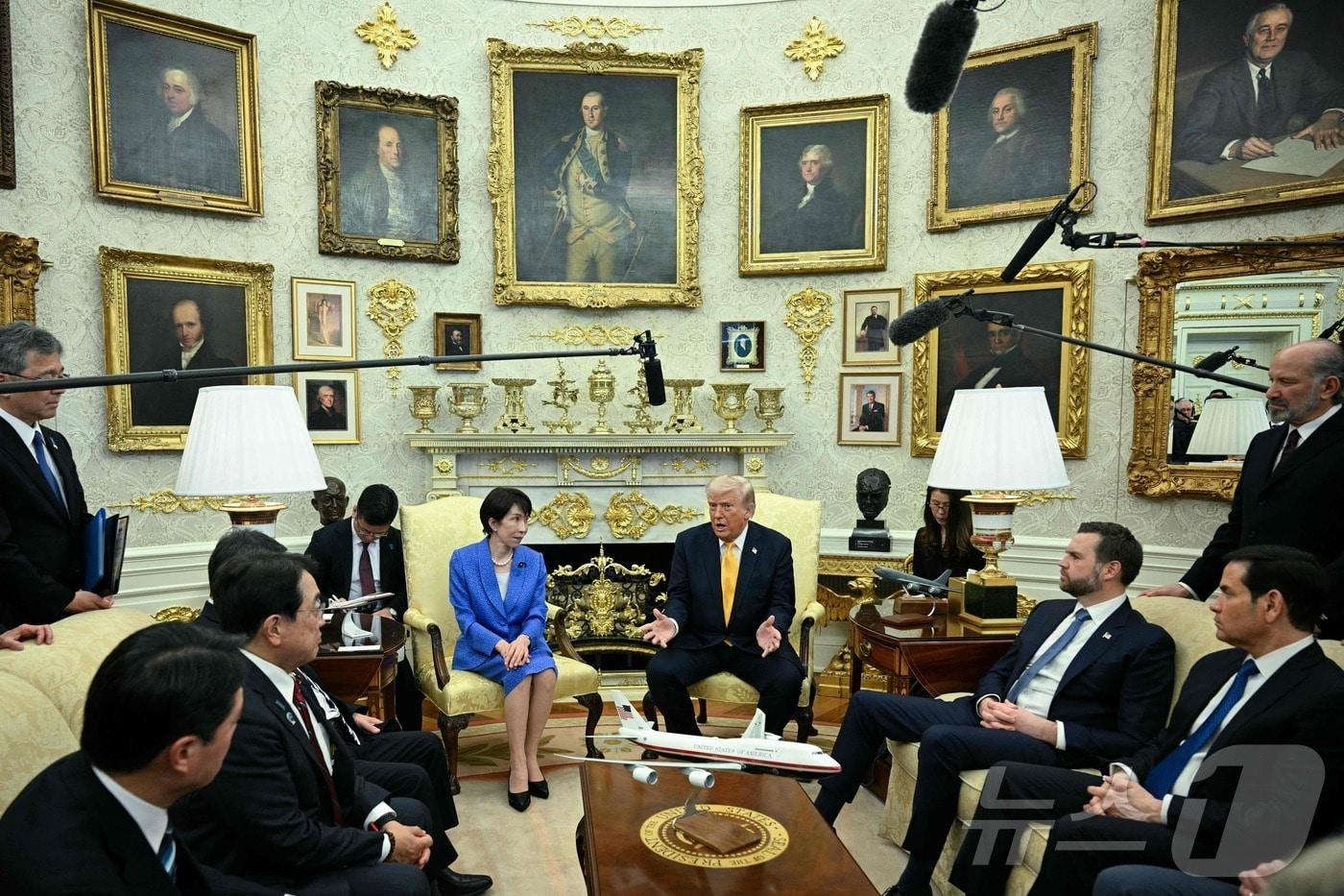 본문 이미지 - 도널드 트럼프 미국 대통령과 다카이치 사나에 일본 총리가 19일(현지시간) 미국 워싱턴 백악관 오벌오피스에서 미일 정상회담을 하고 있다. 2026.03.19 ⓒ AFP=뉴스1