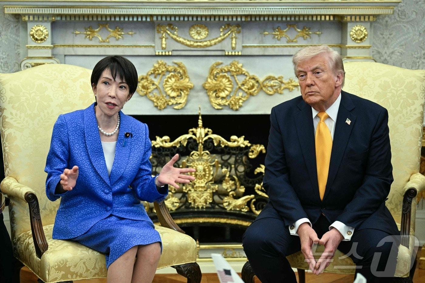 본문 이미지 - 도널드 트럼프 미국 대통령과 다카이치 사나에 일본 총리가 19일(현지시간) 미국 워싱턴 백악관 오벌오피스에서 미일 정상회담을 하고 있다. ⓒ AFP=뉴스1