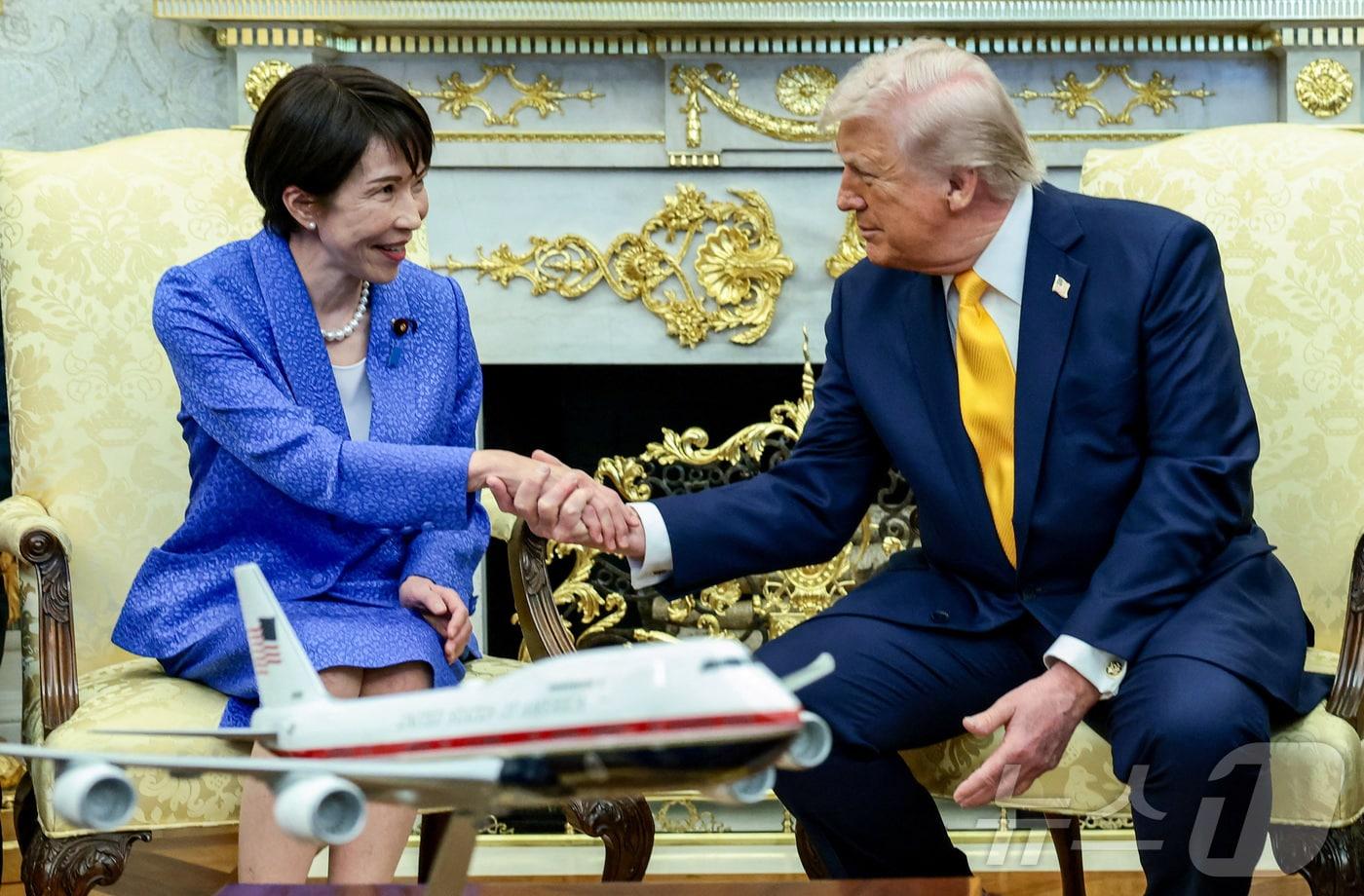 본문 이미지 - 도널드 트럼프 미국 대통령과 다카이치 사나에 일본 총리가 19일(현지시간) 미국 워싱턴 백악관 오벌오피스에서 악수하고 있다. ⓒ 로이터=뉴스1